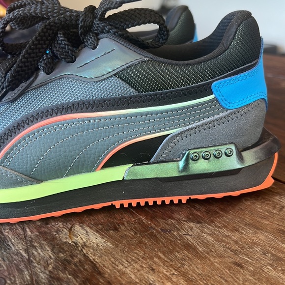 RARE!! Retro Pumas in shades of grey with great pops of color - Picture 4 of 7